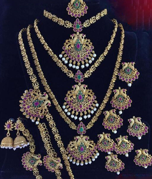 Shimmering Graceful Women Jewellery Set
